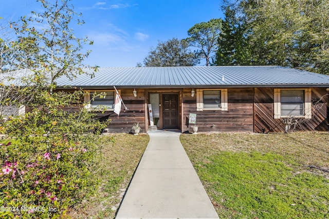 view of front of property featuring a front lawn and a porch