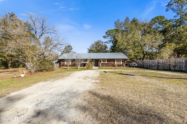 view of front of house featuring a front lawn