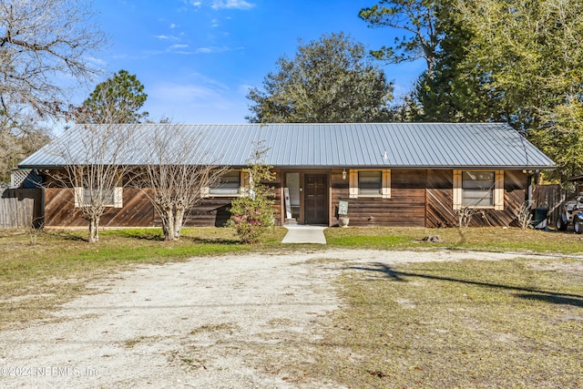 view of front of property with a front yard