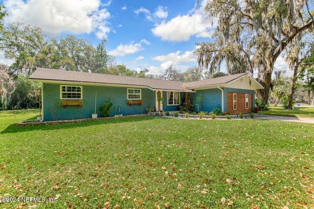 ranch-style house featuring a front yard