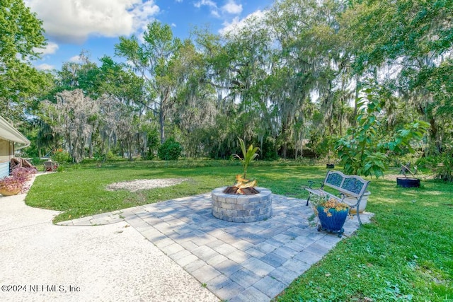 view of yard featuring a fire pit