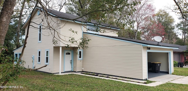 view of front of house featuring a front lawn