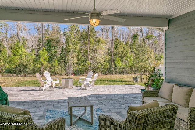 view of patio featuring an outdoor living space, a fenced backyard, and a ceiling fan