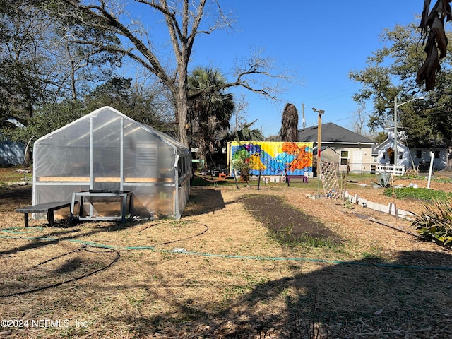 view of yard featuring an outdoor structure