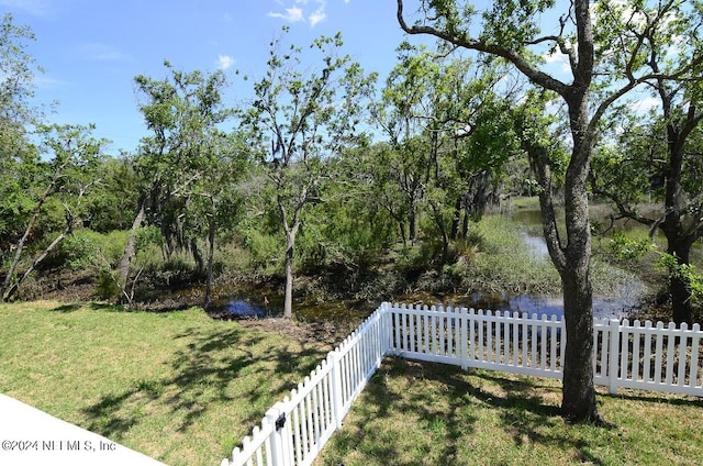 view of yard featuring a water view