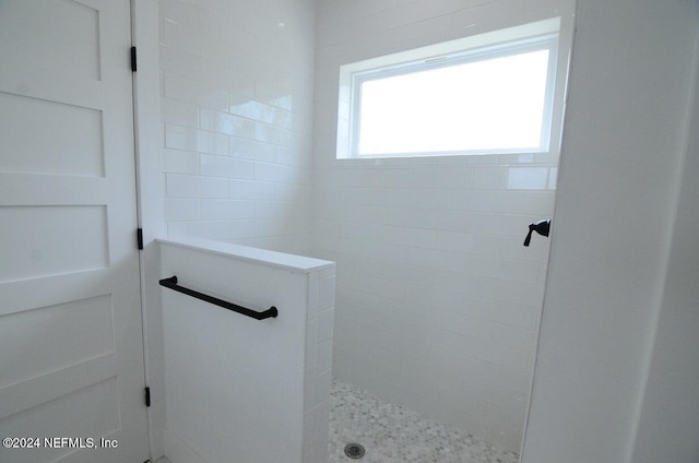 bathroom featuring a tile shower