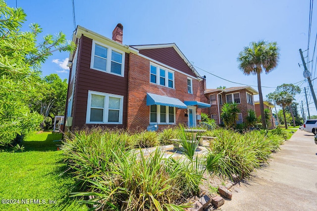 view of side of property featuring a lawn