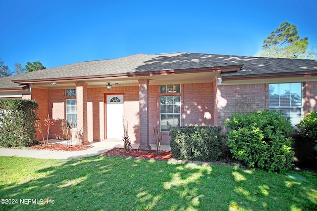 view of front of property featuring a front lawn