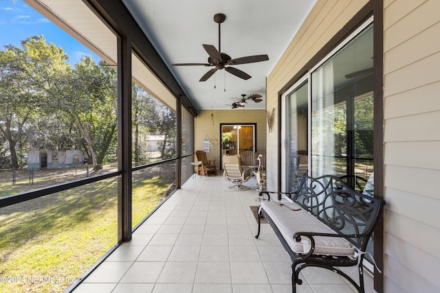 sunroom with ceiling fan