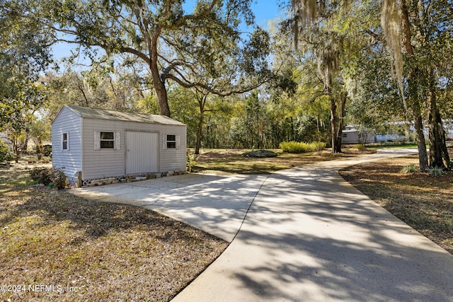 view of yard with an outdoor structure