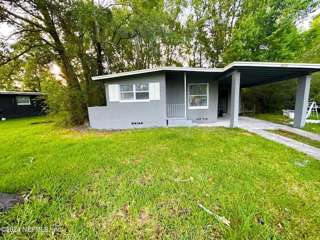 view of front of home featuring a carport and a front lawn