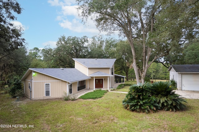 view of front facade featuring a garage and a front yard