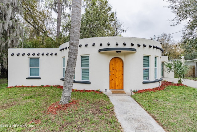 view of front of house with a front lawn