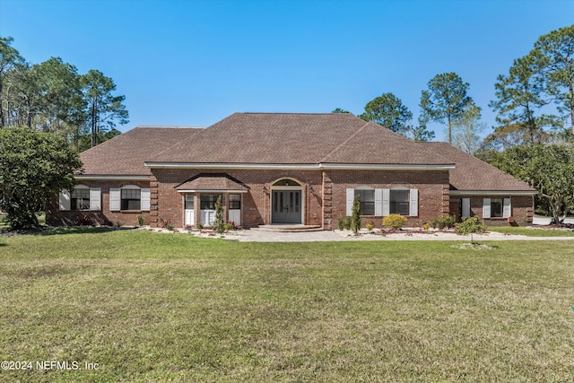 view of front of property with a front yard