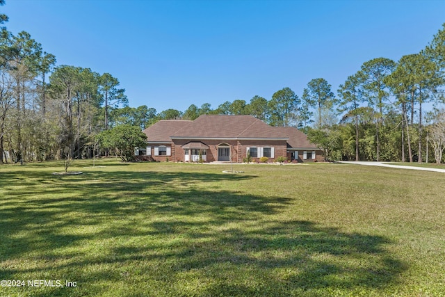 single story home with a front lawn