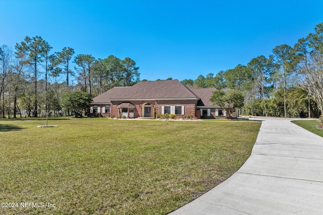 view of front of house with a front lawn