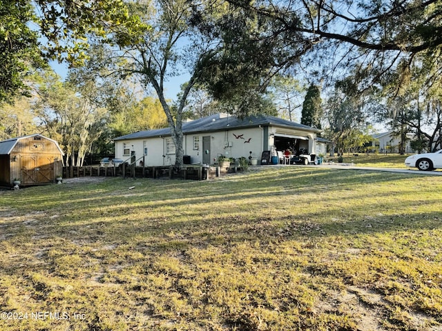 view of yard with a storage unit and a garage