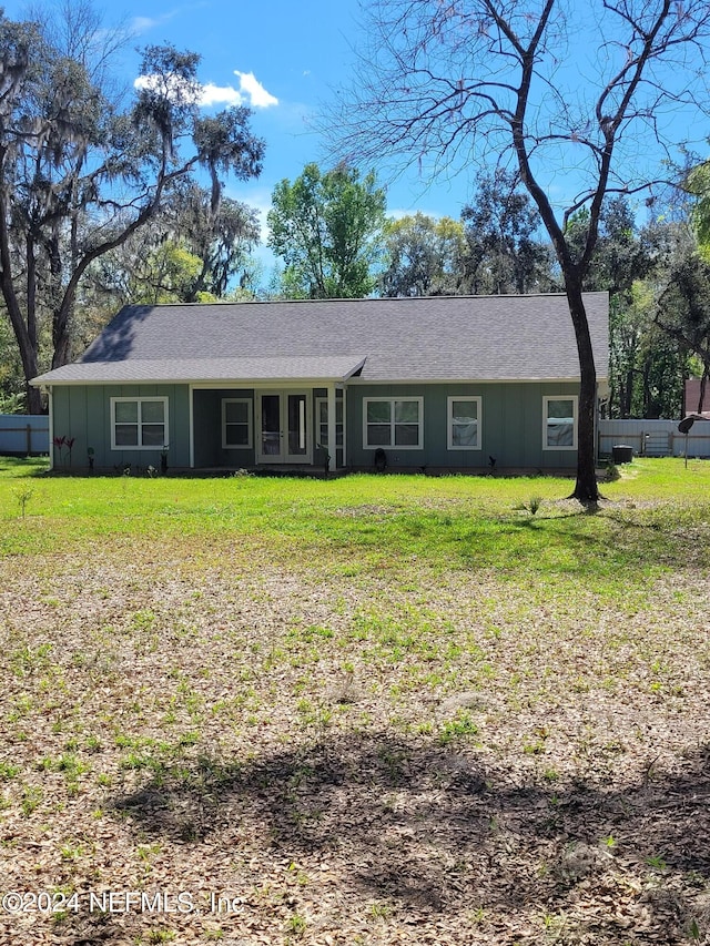 single story home featuring a front yard