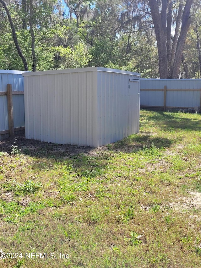 view of yard with a storage shed