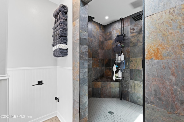 bathroom featuring a tile shower