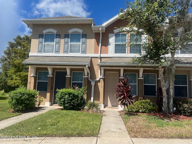 view of front of home featuring a front yard