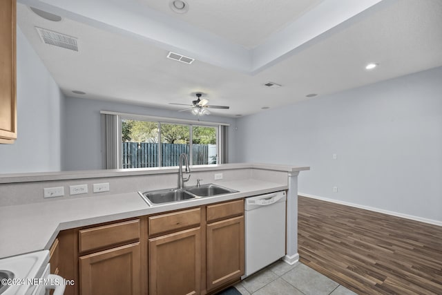 kitchen featuring ceiling fan, sink, kitchen peninsula, light hardwood / wood-style floors, and white appliances