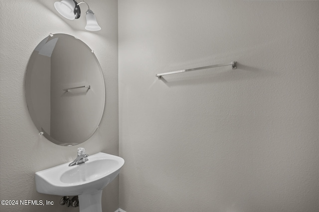 bathroom featuring sink