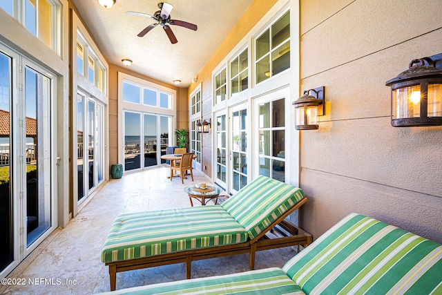 sunroom with ceiling fan