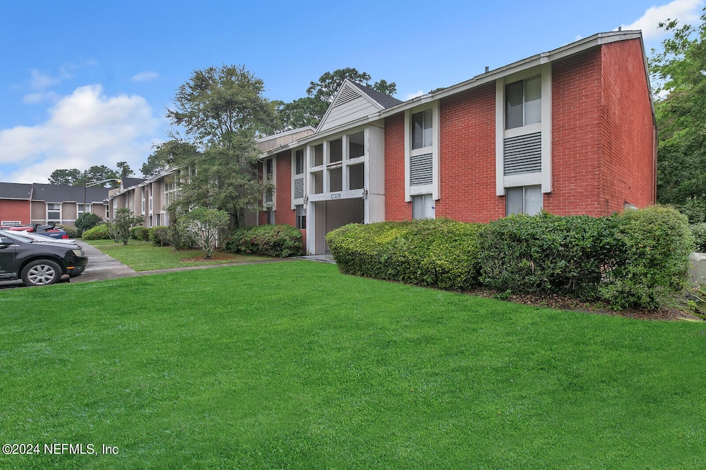 view of side of property featuring a lawn