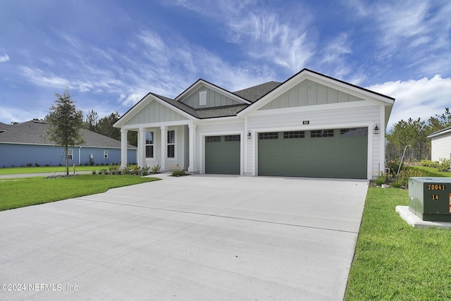 view of front of home featuring a front yard