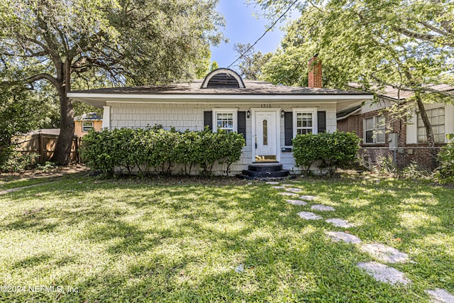 view of front of property with a front yard