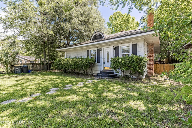 view of front of house with a front lawn