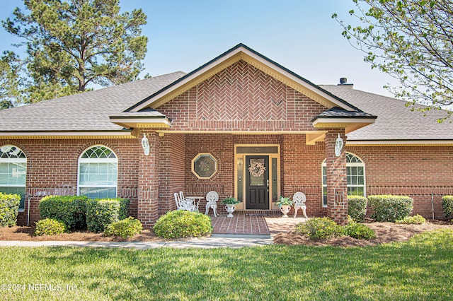 view of front of property featuring a front lawn