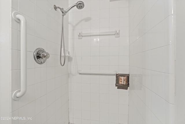 bathroom featuring tiled shower