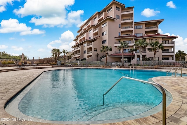 view of swimming pool