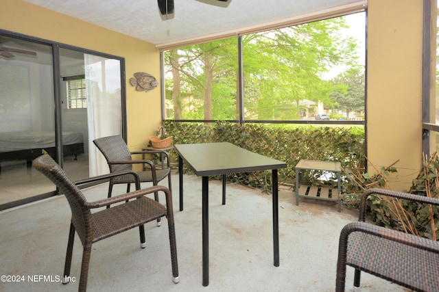 sunroom with ceiling fan