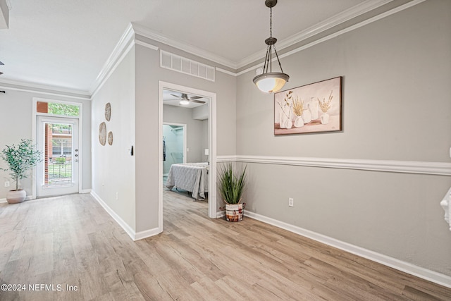 entrance foyer with ceiling fan, ornamental molding, and light hardwood / wood-style floors