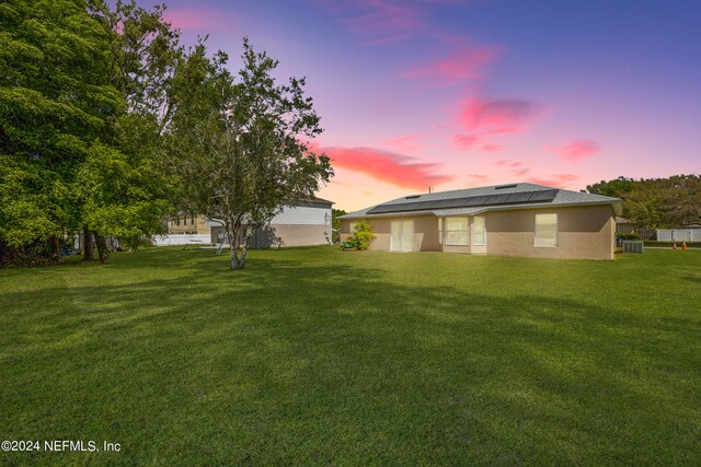 view of yard at dusk