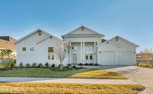 view of front of property featuring a front yard and a garage