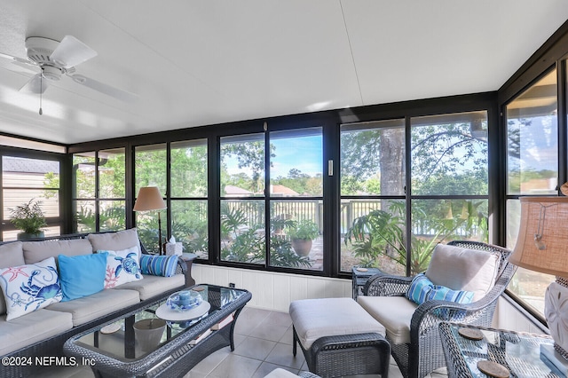 sunroom with ceiling fan