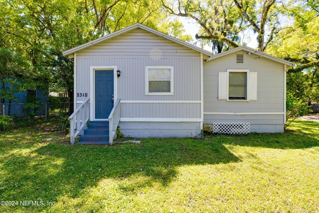 view of front of house featuring a front yard