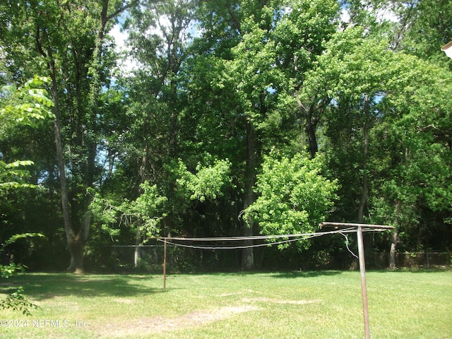 view of property's community featuring a lawn