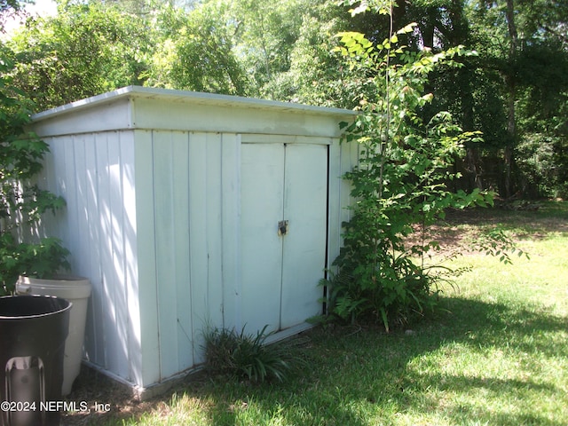 view of outdoor structure with a yard