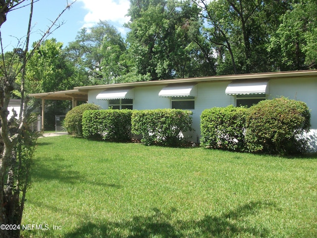 view of front of home with a front lawn