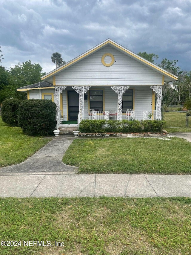 view of front facade featuring a front yard and a porch