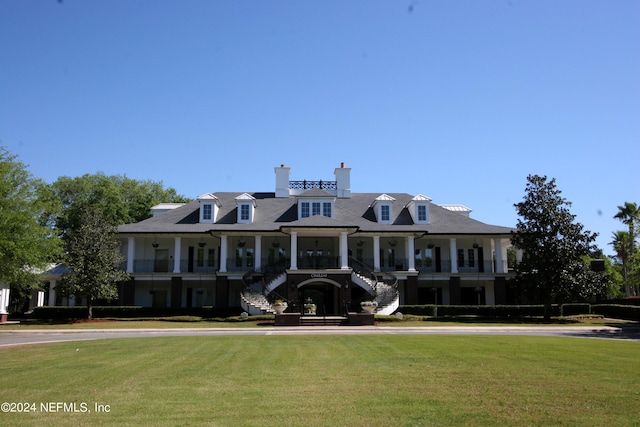 view of front of property featuring a front yard