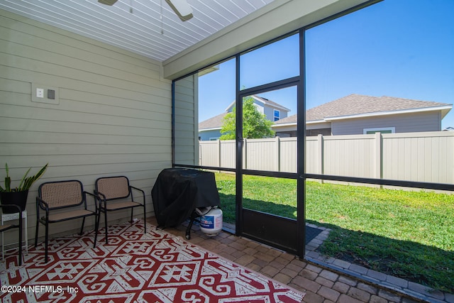 sunroom with ceiling fan