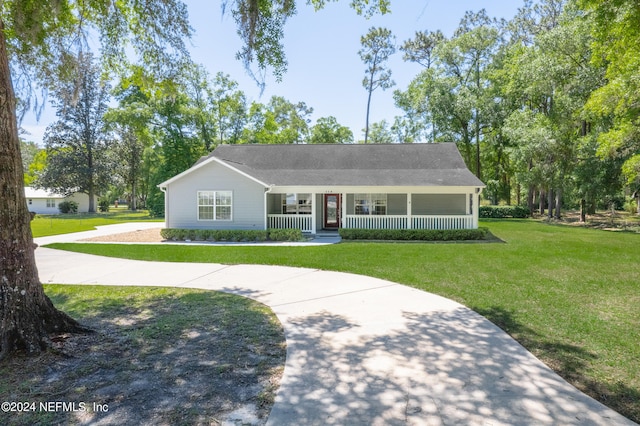 view of front facade featuring a front yard and covered porch