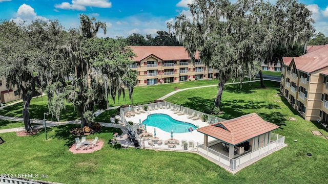 view of swimming pool featuring a yard