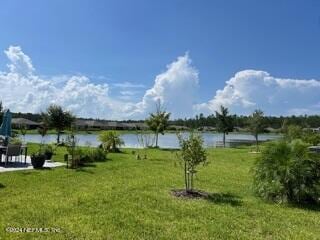 view of yard featuring a water view